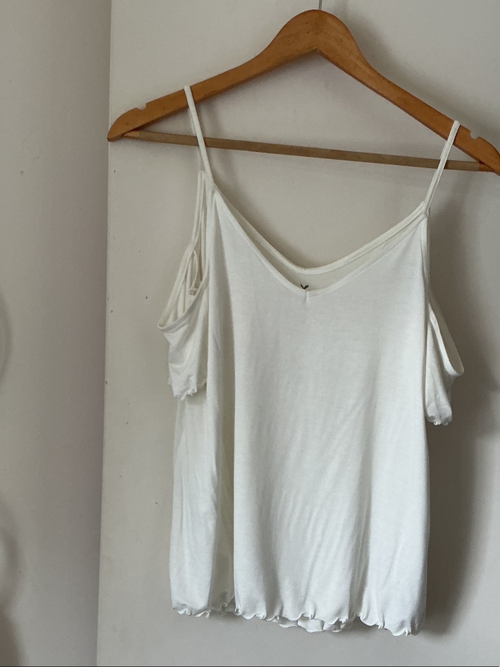 SOFT & SEXY Women’s White Cold-Shoulder V-Neck Tank Top